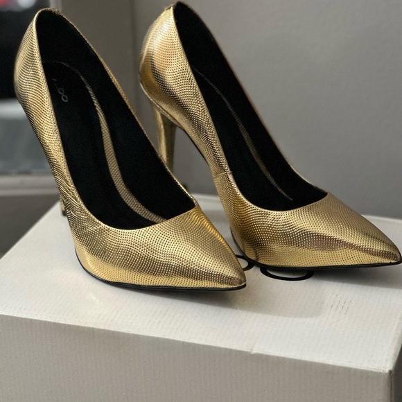 Gold Aldo Pumps size 7, worn only once - Picture 2 of 5